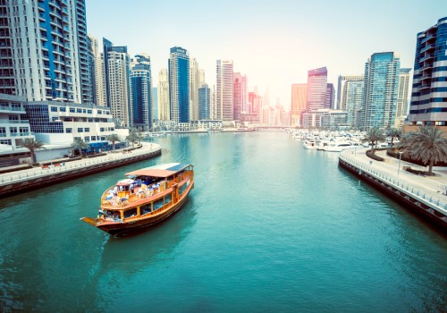 Blick auf ein Boot am Dubai Creek